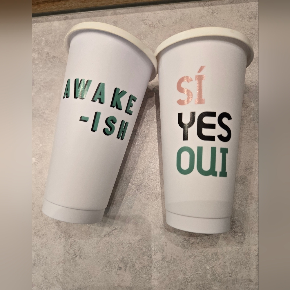 2 cute plastic drink cups. 24 ounces. Come with lids. Good condition.